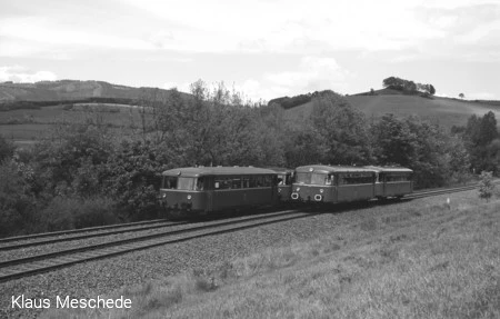 Zwei Triebwagen-Sonderzüge am Streckenabzweig bei der Fischbauchtr&auml;gerbrücke (2. Juni 1984)
