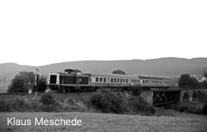 Sonderzug nach Schmallenberg auf der Ruhrbr&uuml;cke bei Wennemen im August 1987