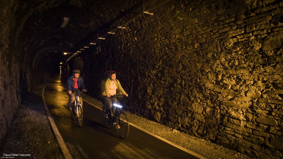 Mit den Rad durch den Fledermaustunnel bei Kückelheim