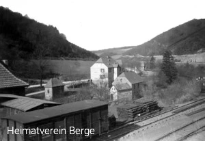 Ein Wagen der &bdquo;Deutschen Reichsbahn&ldquo; steht im Gleisanschluss vom Hammerwerk/Drahtwerk