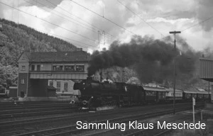 Im Juni 1988 f&auml;hrt die Dampflok 41 360 mit einem Sonderzug durch Finnentrop. Das Reiterstellwerk ist noch in Betrieb.