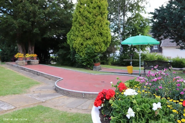 Bunte Blumen schmücken die Anlage