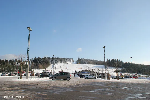 Der Parkplatz am Skilift Sahnehang mit der Skihütte.