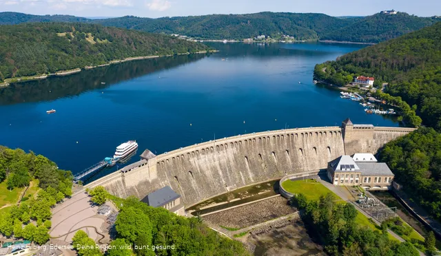 Staumauer und Edersee von oben