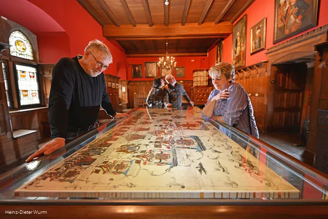 Burg Altena Schachbalken und Adler Foto Heinz-Dieter Wurm.jpg