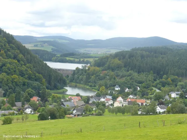 Blick auf Helminghausen Staumauer Diemelsee