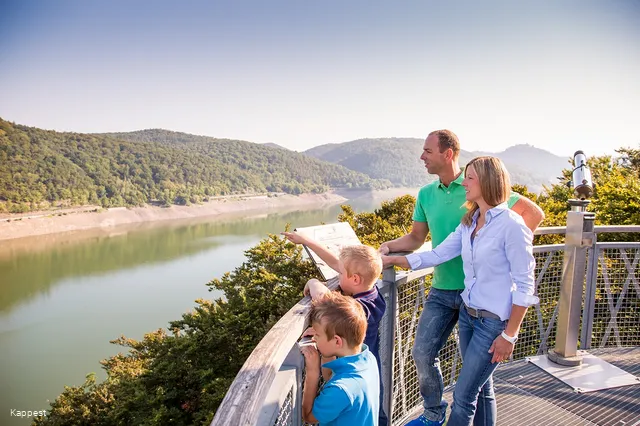 Familie auf dem Baumkronenweg