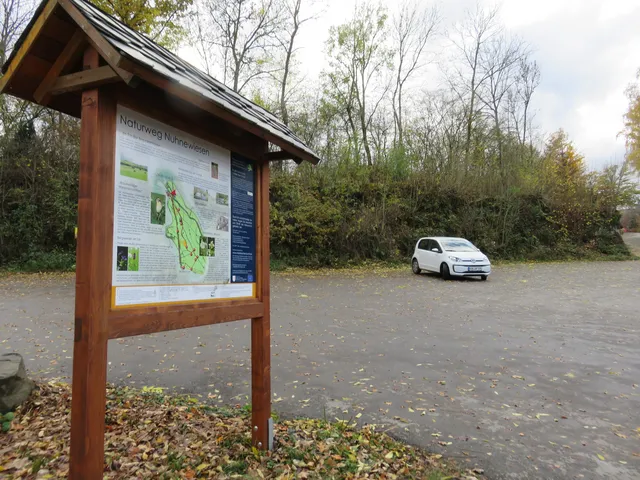 Parkplatz Kirche-Halleberg1.JPG