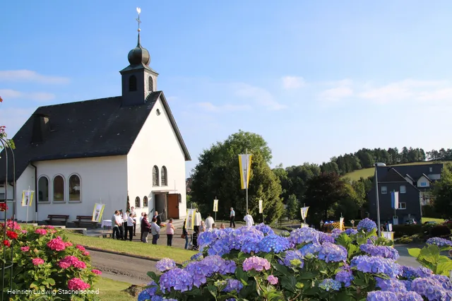 Sendschotter Umgang an der Schedaer Kapelle 2018.JPG