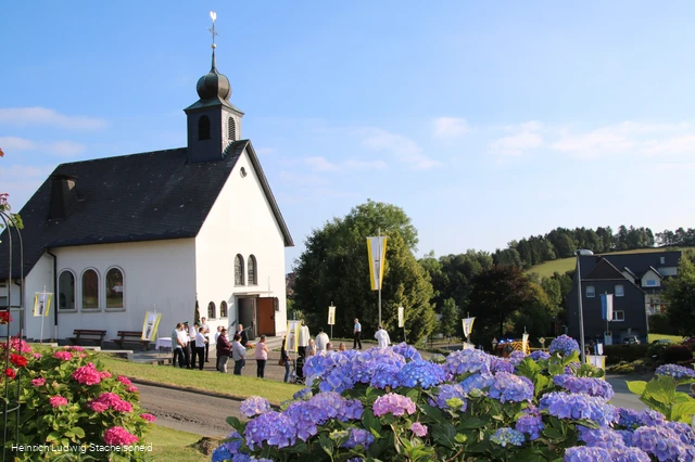 Sendschotter Umgang an der Schedaer Kapelle 2018.JPG