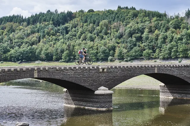 Radfahrer auf der Aseler Brücke