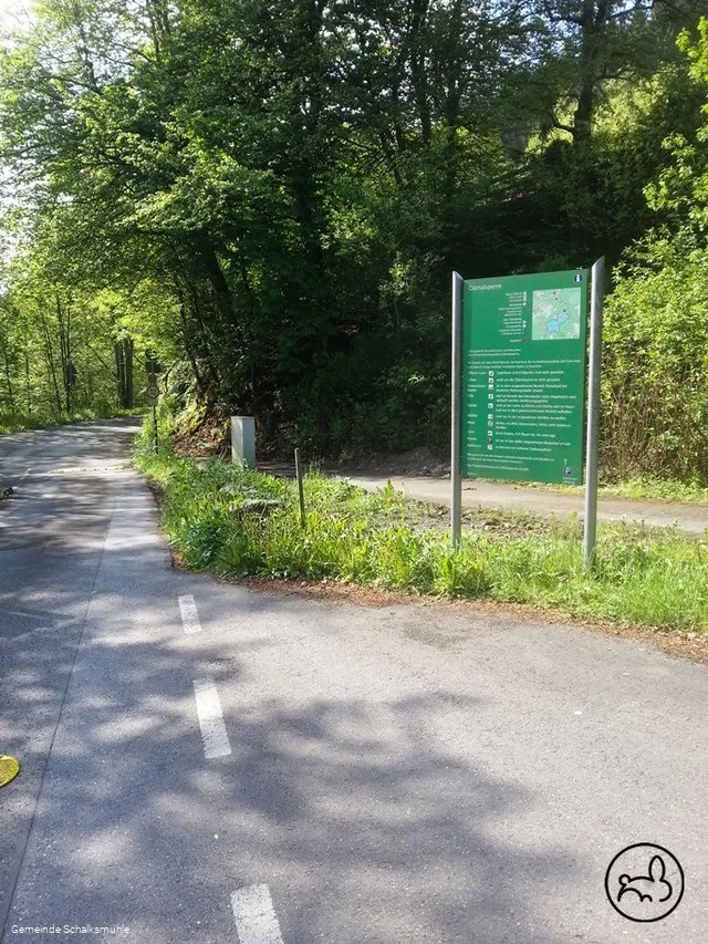 Infotafel rund um die Glör am Straßenrand