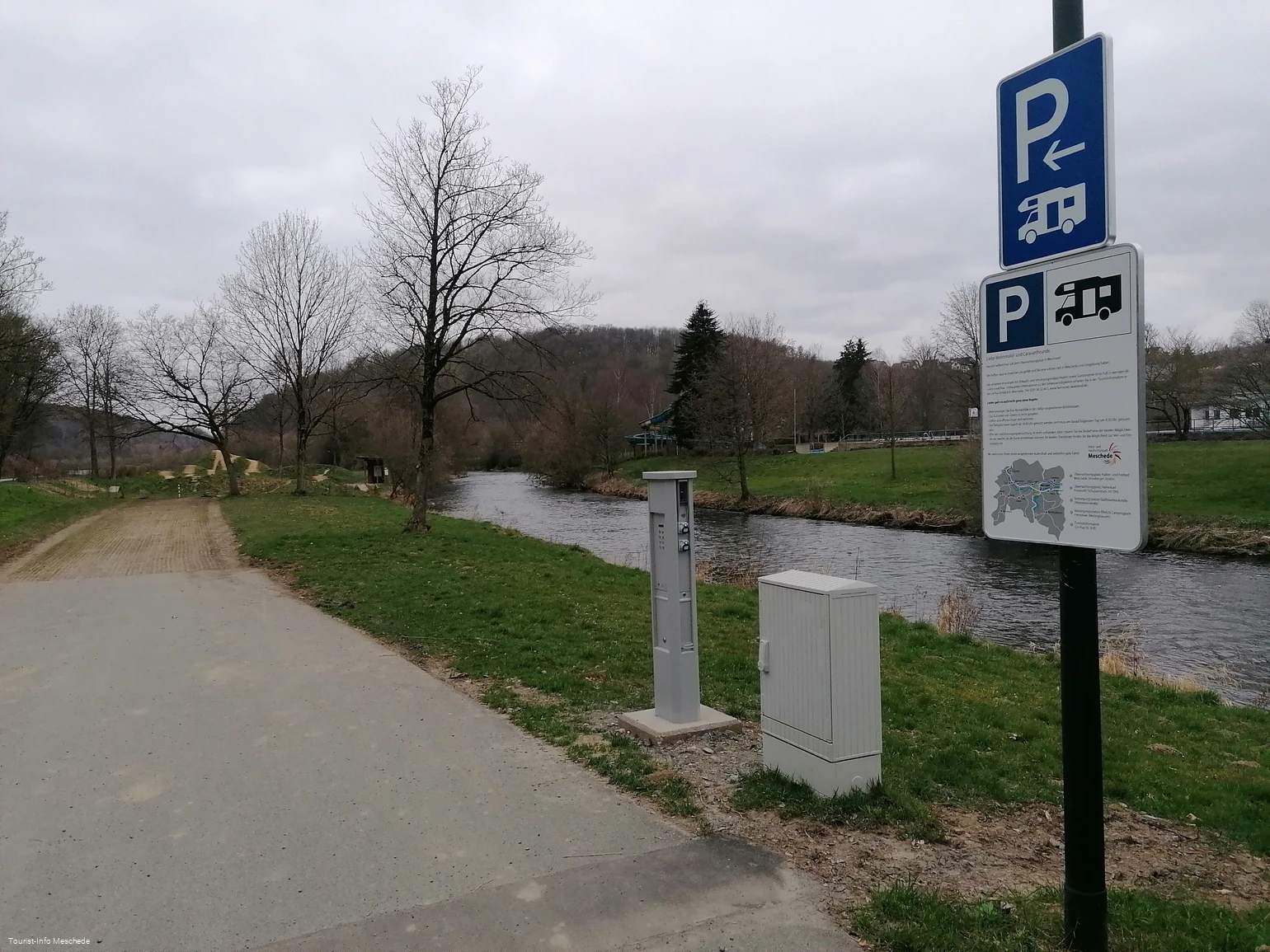 schild Womosp mit Stromsäule.jpg