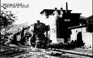 Der Bahnhof Langenei mit dem Zug 1767 und der Lokomotive 50 3042 des Betriebswerkes Finnentrop am 21. Oktober 1961.