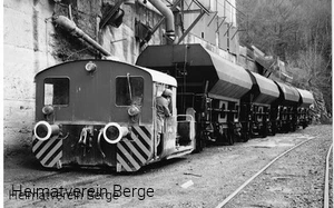 Im Anschluss des Schotterwerkes werden in den 1980er Jahren mit der Werkslok Wagen zur Verladung rangiert.