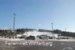 Der Parkplatz am Skilift Sahnehang mit der Skihütte.