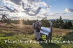 Wanderer an der Infotafel auf dem Kahlen Pön