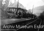 Arbeiter und Angestellte der Firma Koenig erwarten in den 1930-er Jahren am Haltepunkt Wenne die Ankunft des Dampfzuges zum Betriebsausflug