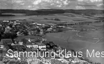 Schmallenberg mit seiner Bahnanlage oben links um 1955