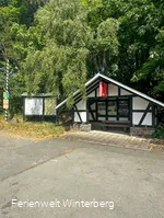 Informationstafel zu Wanderwegen in und um Hoheleye neben einer Schutzhütte mit weiteren Infotafeln rund um Hoheleye.