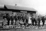 Das erste Bahnhofsgebäude von Wennemen um 1873. Der Zugverkehr scheint noch selten zu sein, sonst hätte man sich nicht zum Umtrunk und Foto im Gleis versammeln können