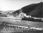 Ein Zug mit zwei Lokomotiven hält 1911 kurz nach Eröffnung der Strecke im Bahnhof von Eslohe