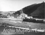 Ein Zug mit zwei Lokomotiven hält 1911 kurz nach Eröffnung der Strecke im Bahnhof von Eslohe