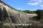 Die alte, wuchtige Staumauer der Kerspetalsperre