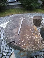 Schwert auf dem Gerichtsstein