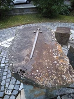 Schwert auf dem Gerichtsstein