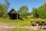 Bänke und Schutzhütte
