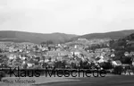 Ein Sonderzug mit der Diesellok V 200 033 vor dem Stadtbild von Fredeburg im März 1991
