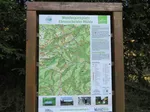 Informationstafel mit einer Wanderkarte.