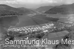 Langenei mit seinen Bahnanlagen auf einem Luftbild der 1950-er Jahre. Rechts die Hüttenwerke Siegerland/Karlshütte