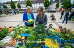 Gemüsekauf auf dem Wochenmarkt durch 2 Damen