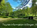 Teich mit Sitzbank an der Grillstation Schwalefeld