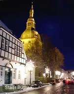 Angestrahlte Nikolauskirche im Winter