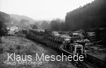 Im April 1989 rangiert die Diesellok 360 583-9 Güterwagen für die Holzverladung im Bahnhof