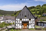 Außenansicht von Borgs Scheune, einem alten Fachwerkgebäude.