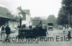 Eberhard Koenig fährt Anfang der 1960-er Jahre seine Dampflok über die Landstraße am Bahnhof Eslohe