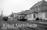 Lok 212 297-7 rangiert im Juli 1982 mit ihrem Güterzug im Bahnhof Bremke