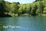 Der Uferweg führt entlang des Wassers und durch wu