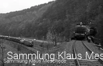 Zwei Güterzüge begegnen sich am Überführungsbauwerk zwischen Finnentrop und Lenhausen am 26.04.1975.