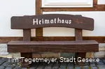 Bank vor dem Heimathaus