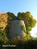 Hexenturm im Herbst an der Stadtmauer
