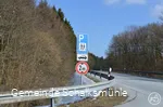Gut sichtbar von der Landstraße: die Zufahrt zum P