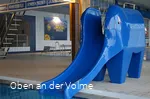 Über die Rutsche geht es schnell hinein ins kühle