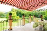 Terasse mit Blick in den Garten