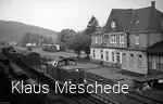 Güterzug mit der Diesellok 212 292-7 im Bahnhof Fredeburg, Juli 1982. Eines der Hauptfrachtgüter waren Drahtrollen für Firma Liedtke am Bahnhof von Fredeburg