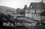 Güterzug mit der Diesellok 212 292-7 im Bahnhof Fredeburg, Juli 1982. Eines der Hauptfrachtgüter waren Drahtrollen für Firma Liedtke am Bahnhof von Fredeburg